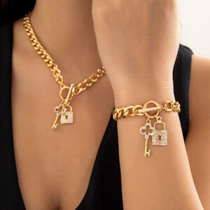 Thick Chain With Shiny Lock And Key Pendant Necklace For Women Trendy Ladies Accessories On The Neck Fashion Jewelry Female